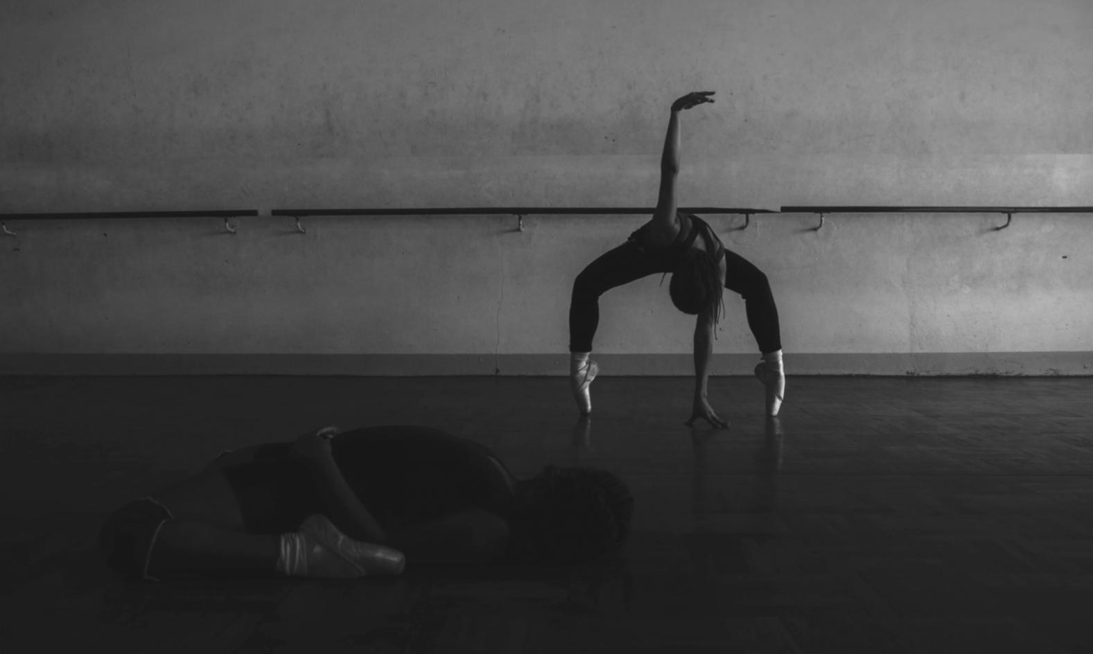 Studio di danza moniqalveras con specchi e luci soffuse durante una lezione