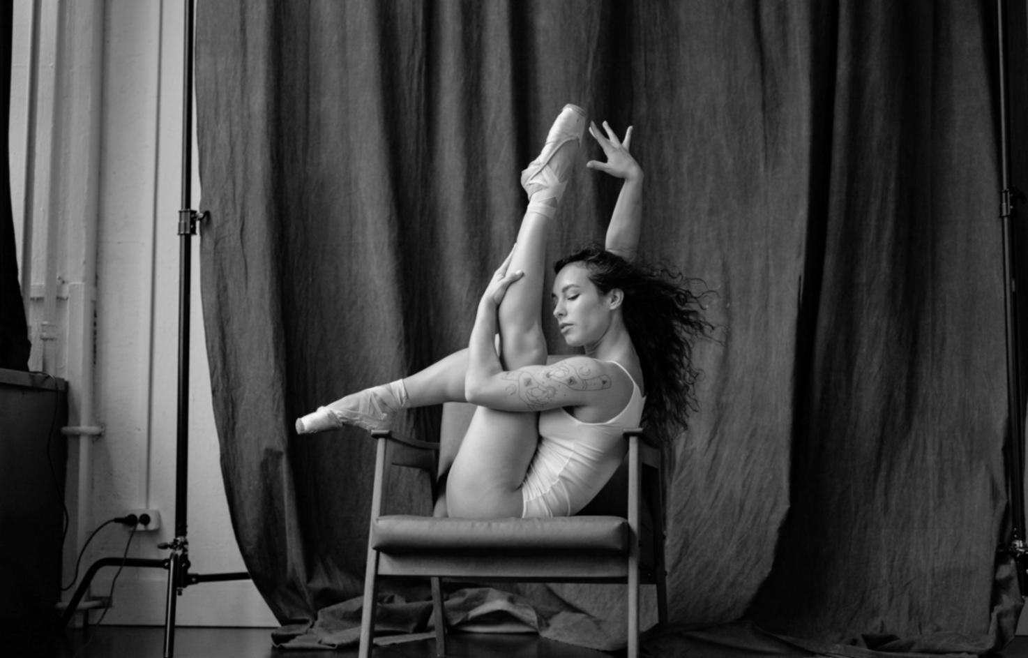 Momento di espressione corporea durante una lezione di dance fitness